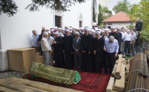 FOTO: AA / U haremu džamije Husein-kapetana u Gradačcu klanjana je dženaza Ademu ef. Hadžiću